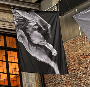 Le Saut de Simone, drapé présenté dans le cadre de l’exposition À ciel ouvert, a virevolté à de nombreuses reprises dans le ciel de Bruxelles.