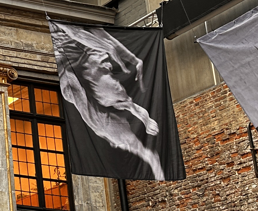 Le Saut de Simone, drapé présenté dans le cadre de l’exposition À ciel ouvert, a virevolté à de nombreuses reprises dans le ciel de Bruxelles.